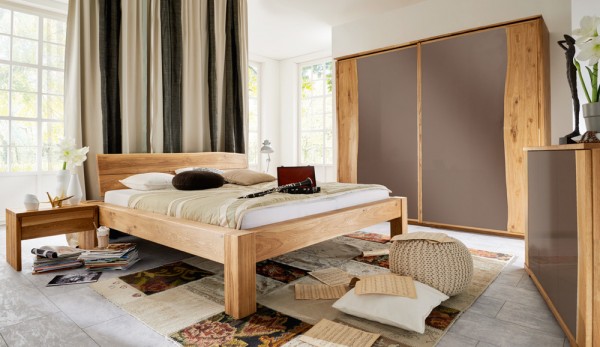 Baumkante Schlafzimmer mit Gleittürenschrank